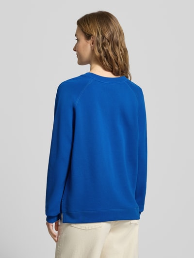 Kobiece modelka nosi Regular Fit Sweatshirt aus reiner Baumwolle od Marc O'Polo Denim, niebieski, gładka faktura, widok całej sylwetki z tyłu.