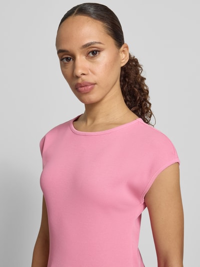 Frauenmodel trägt Regular Fit T-Shirt aus Baumwoll-Mix von Tom Tailor Denim, Optik: Unifarben, Rundhals, Kurzarm, Nahaufnahme Oberkörper.