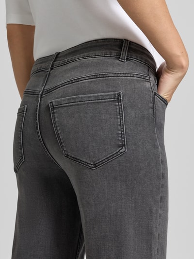 Frauenmodel trägt Wide Leg Jeans im 5-Pocket-Design von Christian Berg Woman in Grau, elastischer Baumwoll-Mix, Detailaufnahme Rückansicht.