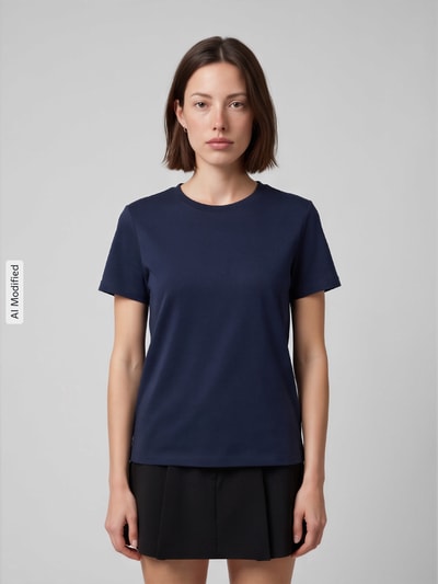 Frauenmodel trägt Regular Fit T-Shirt aus reiner Baumwolle Modell 'LOS' von Tom Tailor in Dunkelblau, Damen T-Shirt von Tom Tailor, Ganzkörperansicht von vorne, KI-modifiziertes Bild.