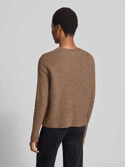 Männermodel trägt braunen Relaxed Fit Pullover aus Woll-Mix Modell 'Febisana' von BOSS, strukturierte Oberfläche, Ganzkörperansicht Rückansicht