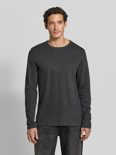 Männermodel trägt Regular Fit Longsleeve aus reiner Baumwolle Modell 'Basic' von Lindbergh in Dunkelgrau mit Rundhalsausschnitt, Ganzkörperansicht von vorne. Herren Longsleeve, Rückenlänge bei Größe M: 73 cm.