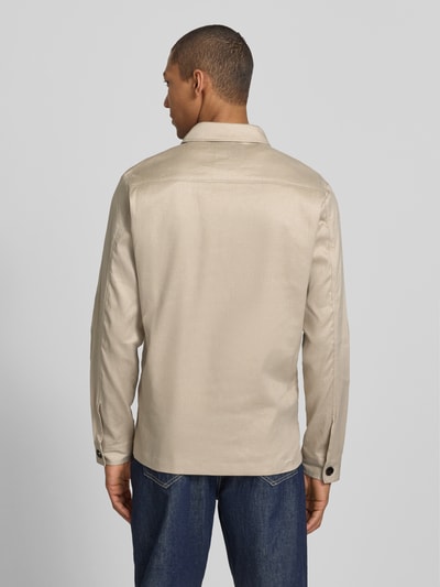 Männermodel trägt Regular Fit Hemdjacke aus Leinen-Mix mit Brusttaschen von Profuomo in Beige, strukturierte Baumwoll-Optik, Ganzkörperansicht Rückansicht. Rückenlänge bei Größe M: 77 cm, verdeckte Knopfleiste, Reverskragen.