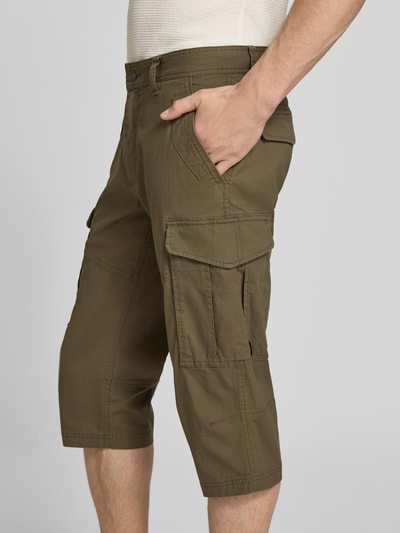 Męskimodel nosi Relaxed Fit Cargoshorts aus Baumwoll-Mix od s.Oliver BLACK LABEL, efekt: jednolity kolor, szorty cargo z mieszanki bawełny, naszywka z logo, szlufki na pasek, zapięcie na guzik i ukryty zamek błyskawiczny, wpuszczane kieszenie boczne, kieszenie z tyłu, wykończenie materiału: popelina; widok całej sylwetki z przodu.