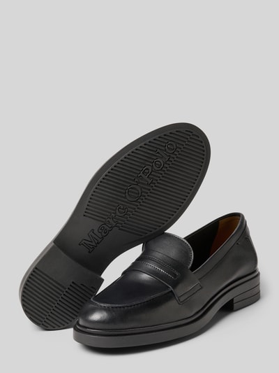Produktfoto, Loafer aus echtem Rindsleder von Marc O'Polo, czarne gładkie skóra, zaokrąglony nosek, blokowy obcas, tłoczone logo, podeszwa lekko profilowana.