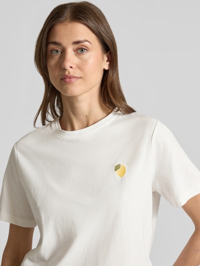 Frauenmodel trägt Damen T-Shirt mit Rundhalsausschnitt Modell 'SYBILLA' von Vila aus Reine Baumwolle, Regular-Fit, Stitching, Nahaufnahme Oberkörper.