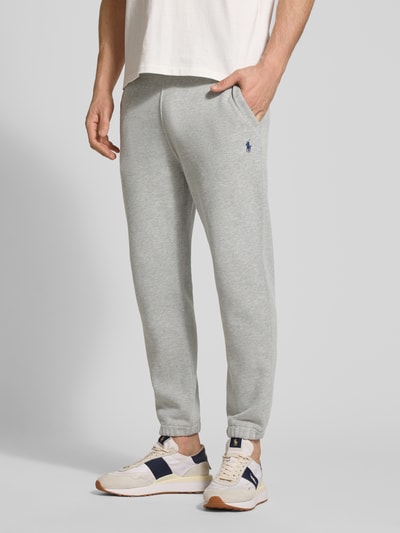 Männermodel trägt Regular Fit Sweatshorts aus Baumwoll-Mix von Polo Ralph Lauren, Optik: Unifarben, Logo-Stitching, Ganzkörperansicht von vorne.