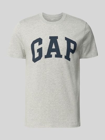 Produktfoto, T-Shirt mit Logo und Rundhalsausschnitt von GAP, Herren T-Shirt aus reiner Baumwolle, Regular-Fit, graues Material, Rückenlänge 72 cm.