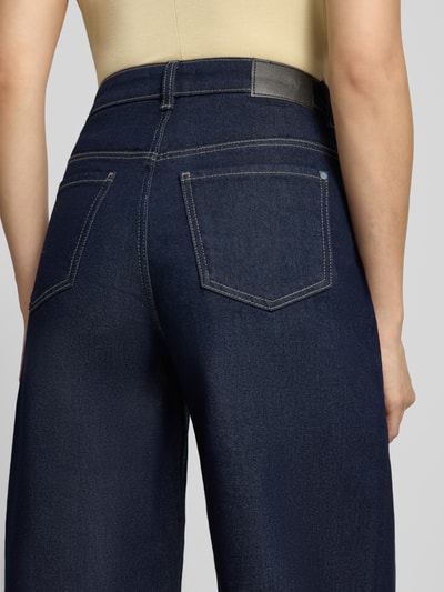 Frauenmodel trägt Straight Fit Jeans mit Viskose-Anteil von Christian Berg Woman, mieszanka bawełny i wiskozy, 5 kieszeni, granatowy kolor, zapięcie na guzik i zamek błyskawiczny, Szerokość w rozmiarze 36: 37 cm, Długość wewnętrzna nogawki w rozmiarze 36: 67 cm, Ganzkörperansicht Rückansicht