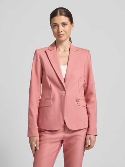 Frauenmodel trägt Regular Fit Blazer mit Pattentaschen Modell 'Blake' von MOS MOSH in Rosa, glatte Textur, Nahaufnahme Oberkörper. Baumwoll-Mix mit Stretch, Reverskragen, Knopfverschluss.