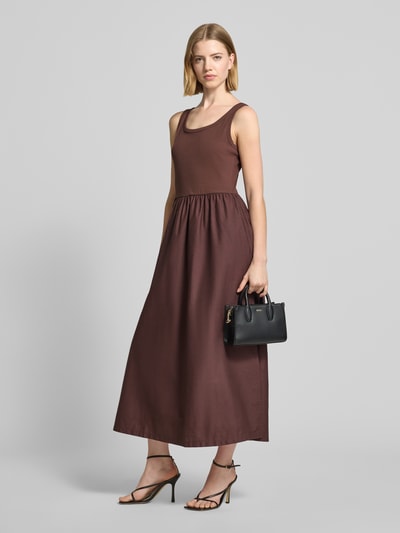 Frauenmodel trägt Midikleid im 2-in-1-Look Modell 'SUNNIA' von B.Young aus Baumwoll-Elasthan-Mix, braun, A-Linie, Ganzkörperansicht von vorne.