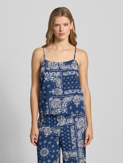 Frauenmodel trägt Regular-Fit Trägertop aus reiner Viskose Modell 'RAMSE AMBEL' von Only, blau mit weißem Paisley-Muster, Damen Trägertop, Ganzkörperansicht von vorne.