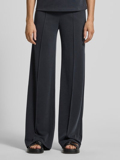 Frauenmodel trägt Hose aus Modal-Mix mit Längsnähten von Jake*s Collection, dunkel, Relaxed-Fit, elastischer Bund, Nahaufnahme Unterkörper.