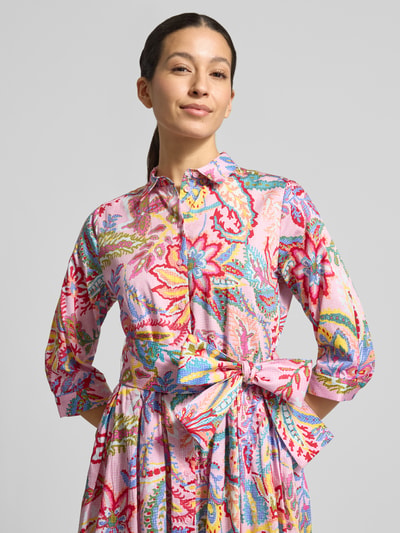 Frauenmodel trägt Hemdblusenkleid mit Bindegürtel von Milano Italy aus reiner Baumwolle, bunter Allover-Look, Nahaufnahme Oberkörper.