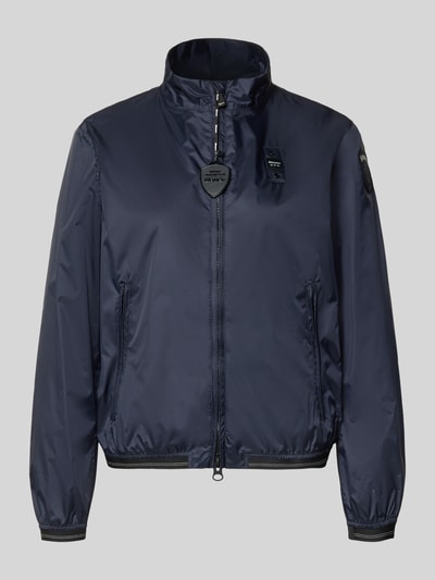 Produktfoto, Jacke mit Zweiwege-Reißverschluss Modell 'ANNABEL' von Blauer Usa in Dunkelblau mit Stehkragen, Label-Details, Reißverschlusstaschen, Regular-Fit, glatte und leicht glänzende Textur