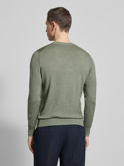 Männermodel trägt Strickpullover aus reiner Schurwolle von GRAN SASSO in Olivgrün, körpernaher Schnitt, elastische Abschlüsse, Ganzkörperansicht Rückansicht