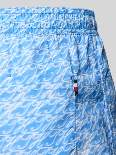 Produktfoto, Regular Fit Badehose mit Logo-Stitching von Tommy Hilfiger in Optik:Allover-Muster, elastischer Bundabschluss mit Tunnelzug, Eingrifftaschen, Gesäßtasche, glatte Textur, helle Blautöne mit weißen Linien.