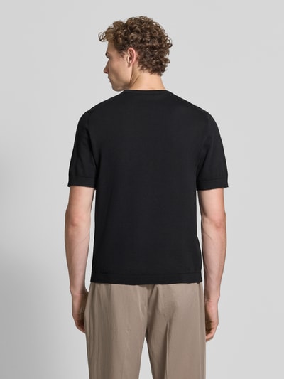 Męski model nosi Regular Fit T-Shirt aus reiner Baumwolle Model 'TORINO' von SELECTED HOMME, jednokolorowy, bawełna, okrągły dekolt, krótkie rękawy, prążkowane wykończenia, widok całej sylwetki z tyłu.