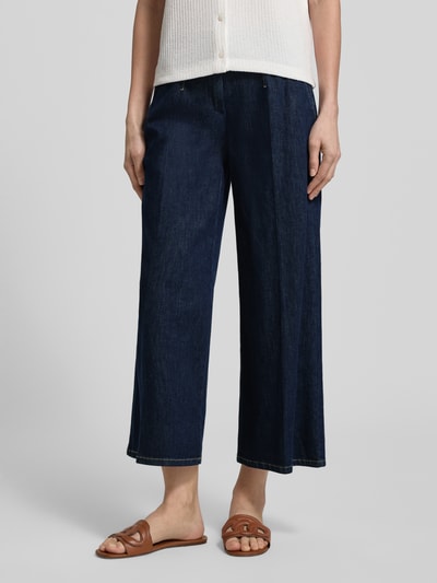Frauenmodel trägt Wide Fit Jeans mit Lyocell-Anteil Modell 'Jenny' von TONI aus dunklem Denim mit Bundfalten, Eingrifftaschen, Gesäßtaschen, Knopf-Reißverschluss, elastischem Baumwoll-Lyocell-Mix, Ganzkörperansicht von vorne.