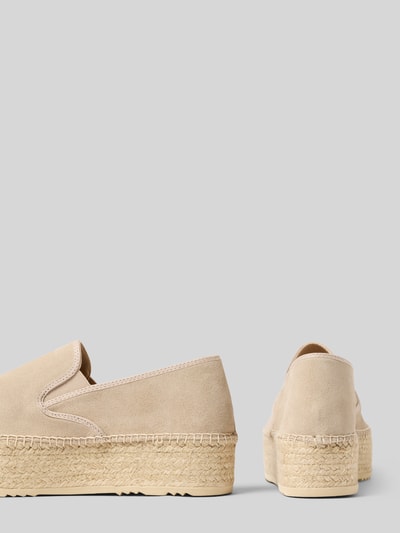 Produktfoto, Espadrilles aus Leder mit Plateausohle von Espadrij, beiges Leder, abgerundete Spitze, Bastsohle, Größe 40, neutraler Hintergrund