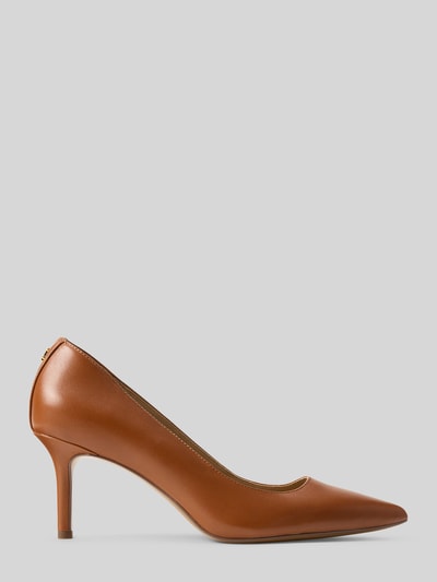 Produktfoto, Pumps aus echtem Leder von Lauren Ralph Lauren in Braun, unifarben, spitze Schuhform, Pfennigabsatz, Logo-Applikation, glattes Material.