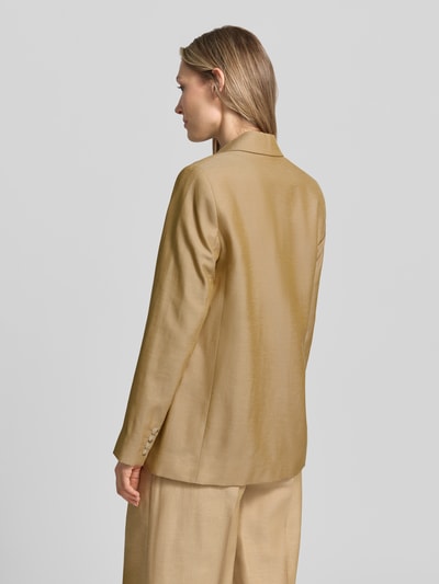 Frauenmodel trägt Blazer mit Leinen-Anteil und Pattentaschen von Comma, Material-Mix, Straight Fit, Reverskragen, Rückenansicht
