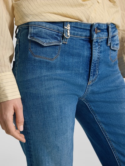 Frauenmodel trägt Loose Fit Jeans mit Label-Detail Modell 'FABIENNE' von Cambio aus Baumwoll-Elasthan-Mix, Nahaufnahme Oberkörper.