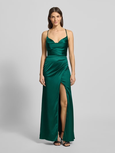 Frauenmodel trägt Slim Fit Abendkleid mit Gehschlitz von Luxuar aus grünem Satin, Nahtreißverschluss, Spaghettiträger, Ganzkörperansicht von vorne. Rückenlänge bei Größe 36: 145 cm, Brustweite: 32 cm.