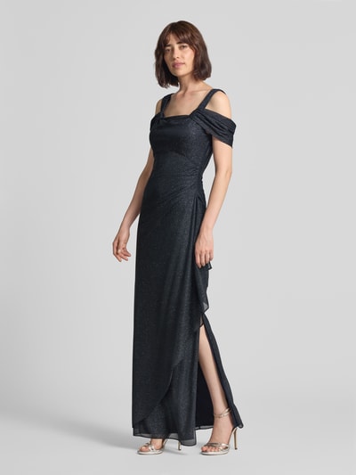 Frauenmodel trägt Empire Abendkleid aus Chiffon von Vera Mont in dunklem Blau mit schimmernder Textur, Ganzkörperansicht von vorne.