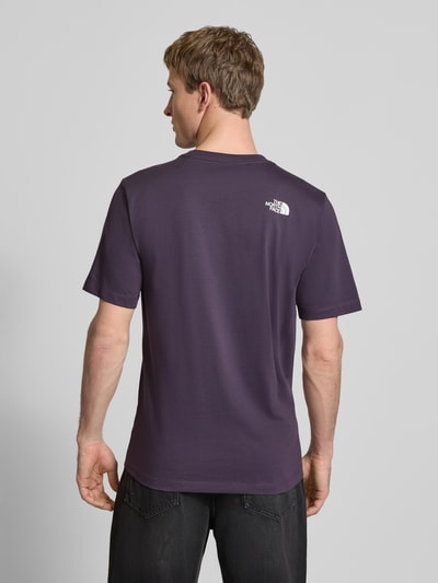 Männermodel trägt Regular Fit T-Shirt mit Logo-Print Modell 'Evolution' von The North Face, Baumwoll-Mix, Kurzärmelig, Rückenansicht.