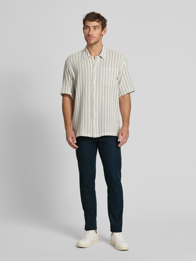 Knowledge Cotton Apparel Chinosy o kroju tapered fit z wpuszczanymi kieszeniami model ‘TIM’ Czarny 1