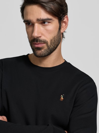 Męski model nosi Longsleeve mit gerippten Abschlüssen od Polo Ralph Lauren, czarny, bawełna, regular fit, widok z przodu, zbliżenie na górę.