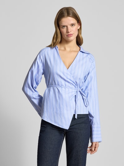 Gina Tricot Bluzka koszulowa o kroju regular fit z wykładanym kołnierzem Jasnoniebieski 4