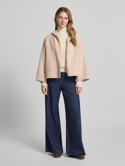 Frauenmodel trägt Boxy Fit Wolljacke mit Kapuze Modell 'OLIATO' von Weekend Max Mara, unifarben, Raglanärmel, Vorderansicht Ganzkörperansicht.