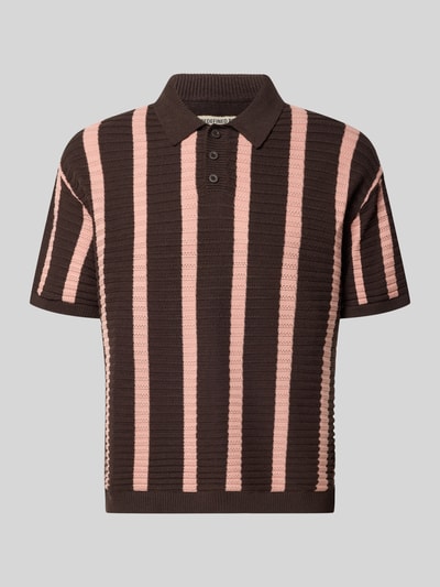 Produktfoto, Regular Fit Strick-Poloshirt Modell 'POUL' von Redefined Rebel aus Baumwoll-Mix, braune und rosa Streifen, Knopfleiste, strukturierte Oberfläche