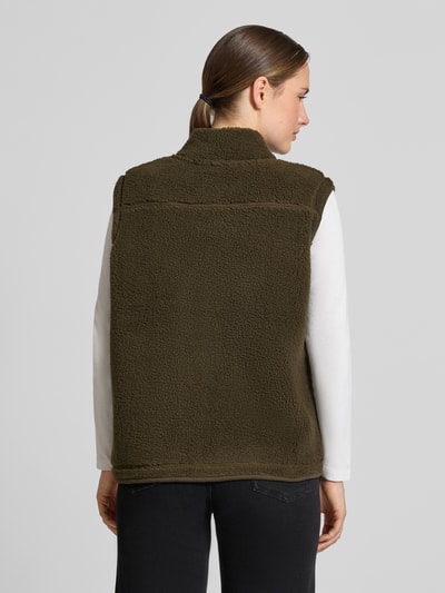 Frauenmodel trägt olivgrüne kamizelka aus weichem Fleece mit stójka, Regular Fit Weste mit Stehkragen Modell 'SC-ONYX 3' von Soyaconcept, Damen Weste, Ganzkörperansicht Rückansicht