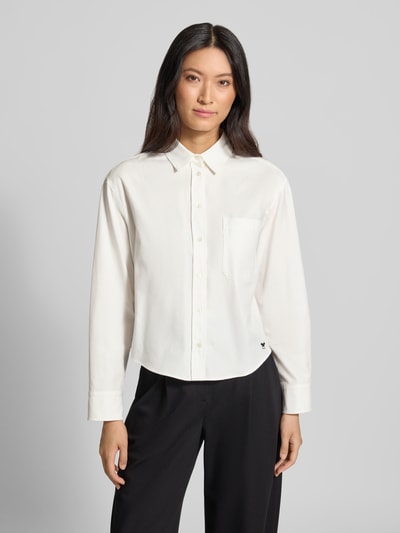 Vrouwenmodel draagt witte loose fit blouse met lange mouwen van katoen, model 'NUORO' van Weekend Max Mara, frontale close-up.