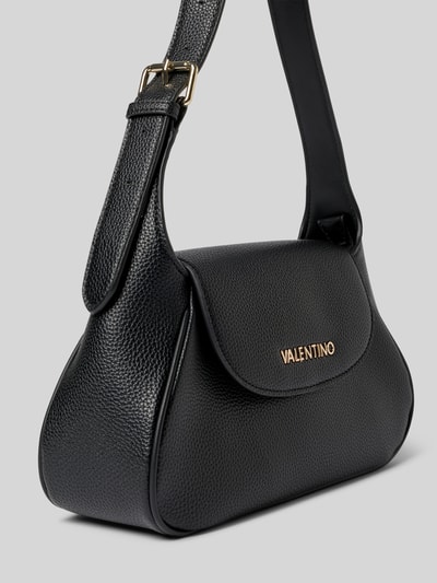 Produktfoto, Shoulder Bag mit Reißverschluss Modell 'DAPHNE' od VALENTINO BAGS, czarna struktura, detal z logo, Szerokość w rozmiarze 22 cm, długość 16 cm, głębokość 9 cm, długi regulowany pasek 50 cm, kieszeń wewnętrzna na suwak, klapa na magnes, damska torebka na ramię