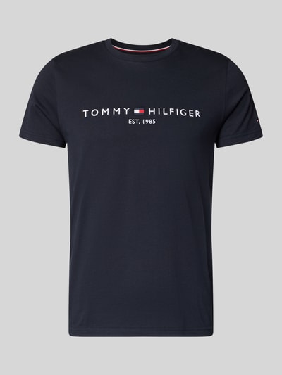 Produktfoto, T-Shirt aus Bio-Baumwolle von Tommy Hilfiger in Dunkelblau mit Logo-Stickerei, Gerader-Schnitt, Rundhalsausschnitt, Rückenlänge 67 cm Größe M