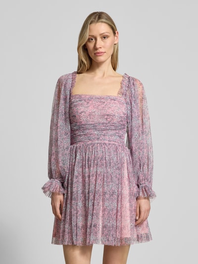 Frauenmodel trägt Cocktailkleid mit Karree-Ausschnitt von LACE & BEADS aus Mesh, taillierter Schnitt, Minikleid, Rüschen, Ganzkörperansicht von vorne.
