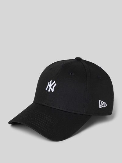 Produktfoto, Base Cap mit Logo-Stitching von New Era in Schwarz aus Reine Baumwolle mit Motiv-Stitching und Curved Visor auf grauem Hintergrund