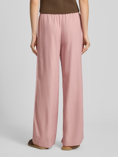 Frauenmodel trägt Wide Leg Leinenhose mit elastischem Bund Modell 'GOA' von Only, Optik: Unifarben, Viskose-Leinen-Mix, Ganzkörperansicht Rückansicht.