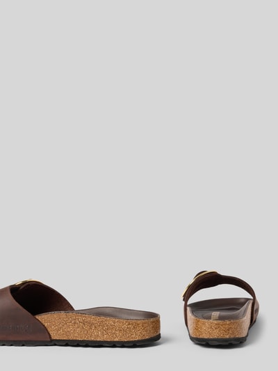 Produktfoto, Slides aus Leder mit Dornschließe Modell 'Madrid Big Buckle' von Birkenstock, braune Farbe, profilierte Sohle, Logo-Prägung, Damen, 3 cm Absatz, beschichtetes Leder, abgerundete Form.