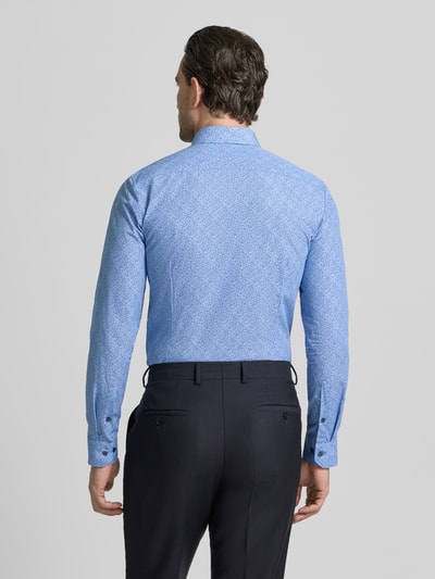 Männermodel trägt Slim Fit Freizeithemd mit Kentkragen von OLYMP No. Six, floraler Allover-Print, Ganzkörperansicht Rückansicht.
