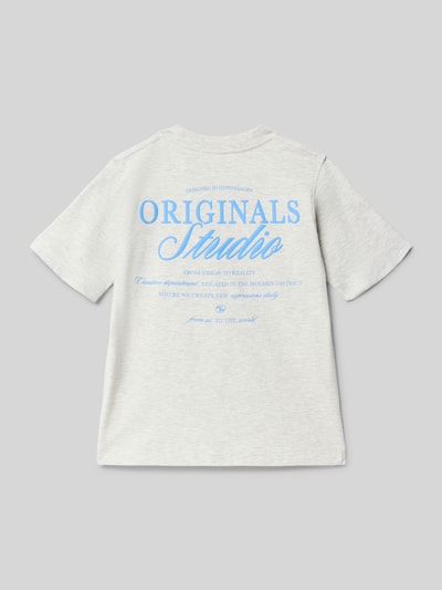 Jongen draagt Regular Fit T-shirt met Statementprint model 'Bro' van JACK & JONES, puur katoen, ronde hals, ruglengte maat 140: 50 cm. Ganzkörperansicht Rückansicht.