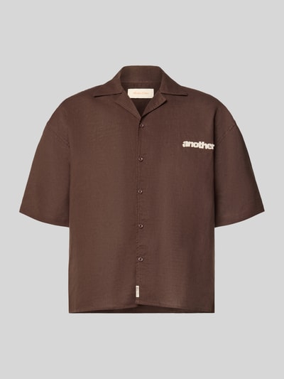Produktfoto, brązowa koszula Relaxed Fit Leinenhemd mit Label-Stitching od ANOTHER COTTON LAB z lnu z rewersowym kołnierzem, guzikami i detalem label; długość tyłu w rozmiarze M: 70 cm, szerokość ramion w rozmiarze M: 43 cm, długość rękawa w rozmiarze M: 35 cm, gładka tekstura