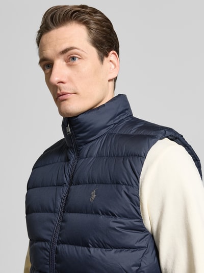 Männermodel trägt Regular Fit Daunenweste mit Logo-Stitching von Polo Ralph Lauren, Optik: Unifarben, Stehkragen, Stepp, Nahaufnahme Oberkörper.