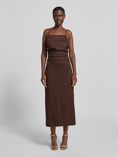 Modelka kobieca nosi brązową sukienkę midi Cocktailkleid aus Leinen-Elasthan-Mix Modell 'Stella' od Forever New, prosty krój, struktura lnu, szerokość w rozmiarze 36: 25 cm, długość tyłu w rozmiarze 36: 141 cm, widok całopostaciowy z przodu.