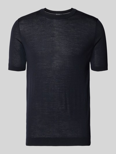Productfoto, donkerblauw Strickshirt mit Rundhalsausschnitt van MAERZ Muenchen, slim fit, ribboorden, labeldetail, textuur fijn breisel.