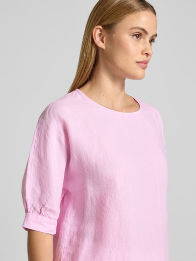 Frauenmodel trägt Leinenbluse mit Kordelzug und Rundhalsausschnitt von Fynch-Hatton in Rosa, reine Leinen, Loose-Fit, 3/4-Arm, Nahaufnahme Oberkörper.